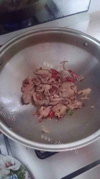 家常菜花菜炒肉做法图解2)