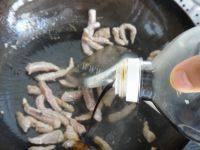 自制鸡腿菇炒肉做法图解5)