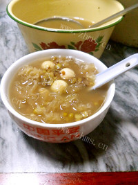 营养的绿豆银耳莲子羹做法图解7)