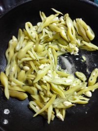 好吃的韭菜炒猫豆做法图解7)