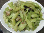 味道十足的芹菜炒肉