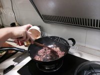 色香味俱全的芹菜炒牛肉做法图解3)