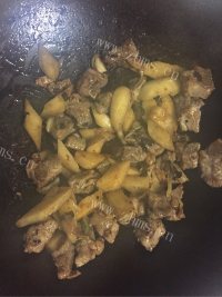 美味的土豆焖排骨做法图解6)