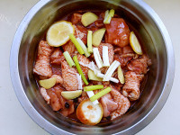 美味的腐乳豆豉蒸鸡做法图解3)