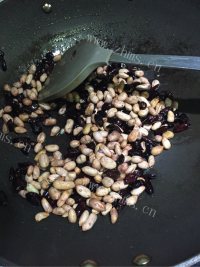 色香味浓的炒花生米做法图解2)
