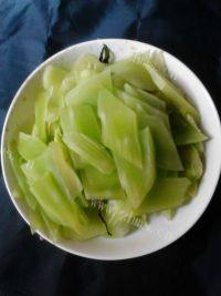 家常菜素炒莴笋做法图解1)