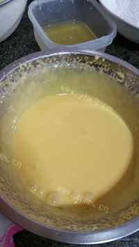 美味电饭煲橙子味蛋糕做法图解4)