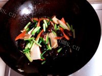 美味营养的蒜薹炒茧蛹做法图解6)
