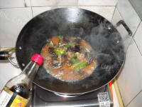 美味蒜香枸杞肉丝面做法图解12)