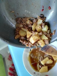清脆爽口的牛肉炖土豆做法图解10)