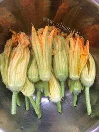美味的炸南瓜花做法图解1)