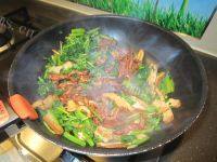 家常菜芹菜香干炒肉丝做法图解6)