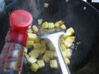 色味俱全的土豆焖牛肉做法图解5)