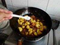 让人怀念的土豆红烧肉做法图解9)
