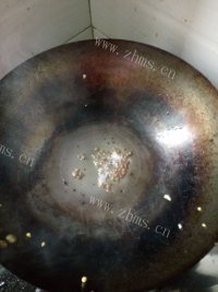 色香味浓的韭菜鸡蛋锅贴做法图解2)
