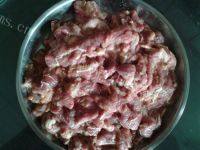 家常菜肉片炒芥兰做法图解5)