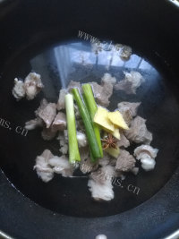 营养丰富的牛肉炖土豆胡萝卜做法图解4)