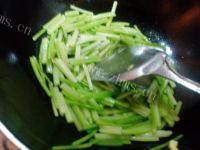 家常菜芹菜炒鸡蛋做法图解6)