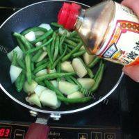 家常菜土豆炖豆角做法图解3)