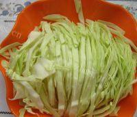 家常菜番茄炒卷心菜做法图解2)