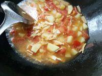 鲜甜的西红柿土豆咸笋汤的做法图解六