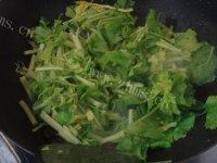 木耳炒芹菜自制做法图解4)