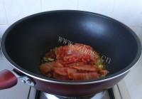 辣白菜炖冻豆腐做法图解3)