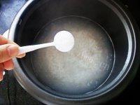 「家有大厨」皮蛋瘦肉粥做法图解9)