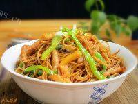 自己做的青椒肉丝炒面