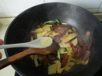 家常菜春笋炒腊肉做法图解12)