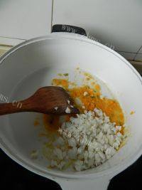 好吃的咸蛋烧豆腐做法图解8)