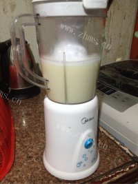 美味的核桃豆浆做法图解3)