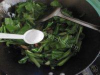 家常菜小白菜炒肉做法图解8)