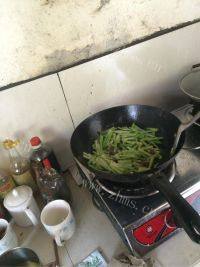 家常菜芹菜肉丝做法图解3)