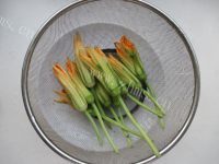 超简单酥炸南瓜花做法图解2)