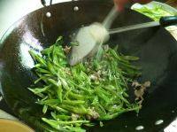 家常四季豆炒肉做法图解6)
