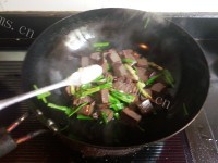 美味的青蒜炒羊血做法图解9)
