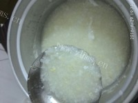 美味的双蛋粥做法图解4)