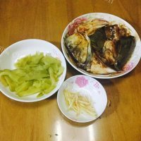 美味的榨菜蒸鱼头做法图解2)