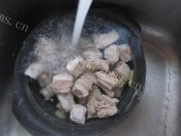 香喷喷的羊排鱼糕汤做法图解3)