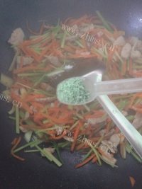 家常菜芹菜胡萝卜炒肉做法图解11)