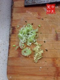 家常菜茭白炒肉做法图解4)