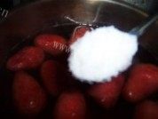糖水草莓做法图解2)