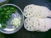 色泽不错的醋炒藕片做法图解2)