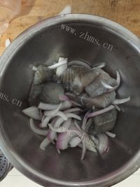 浇汁红酒龙利鱼做法图解2)