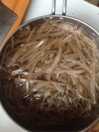 家常菜肉丝炒咸菜做法图解3)