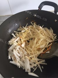 色香味俱全的炒土豆丝做法图解3)