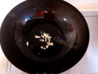 家常菜荷兰豆炒腊肠做法图解2)
