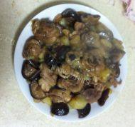 美味的香菇土豆炖鸡腿做法图解6)