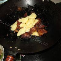 家常菜土豆片回锅肉做法图解5)